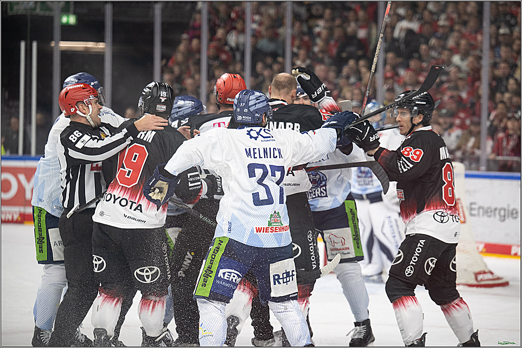 PENNY DEL 1; Koelner Haie - Straubing Tigers; Koeln, 19.10.2025