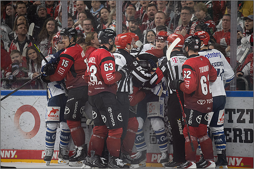 PENNY DEL: Kölner Haie - Schwenninger Wild Wings; Köln, 28.12.2025